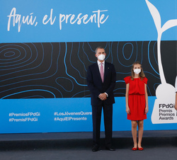us Majestades los Reyes y Sus Altezas Reales la Princesa de Asturias y de Girona y la Infanta Doña Sofía ante el photocall de la ceremonia de entrega 